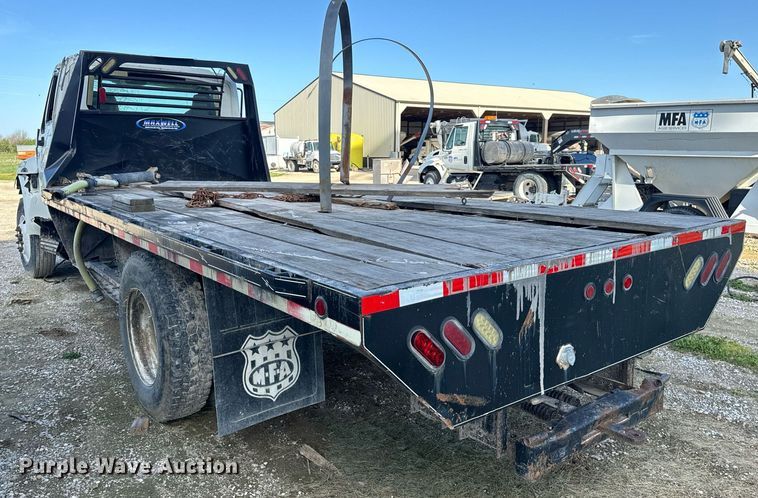 image for item EH6662 2006 International 4400 flatbed truck