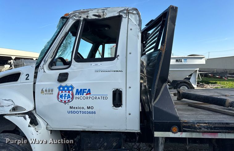image for item EH6662 2006 International 4400 flatbed truck