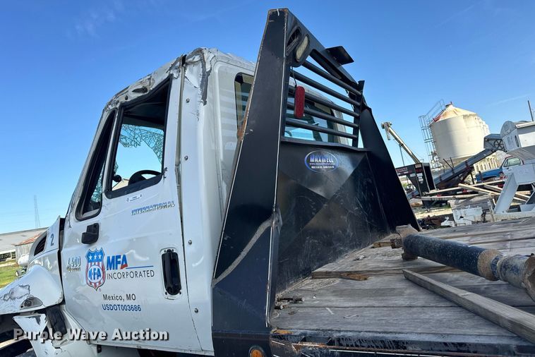 image for item EH6662 2006 International 4400 flatbed truck