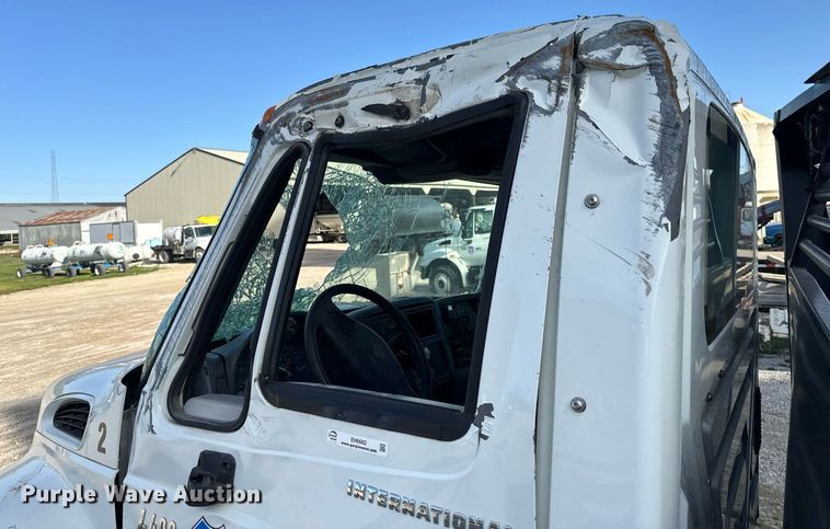 image for item EH6662 2006 International 4400 flatbed truck