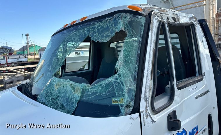 image for item EH6662 2006 International 4400 flatbed truck