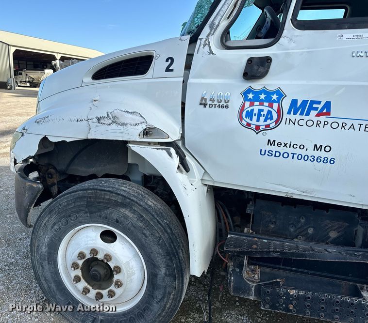 image for item EH6662 2006 International 4400 flatbed truck