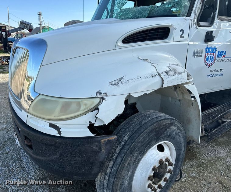 image for item EH6662 2006 International 4400 flatbed truck