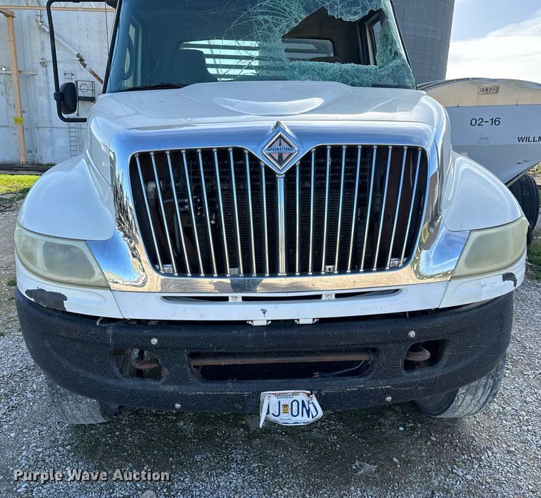 image for item EH6662 2006 International 4400 flatbed truck