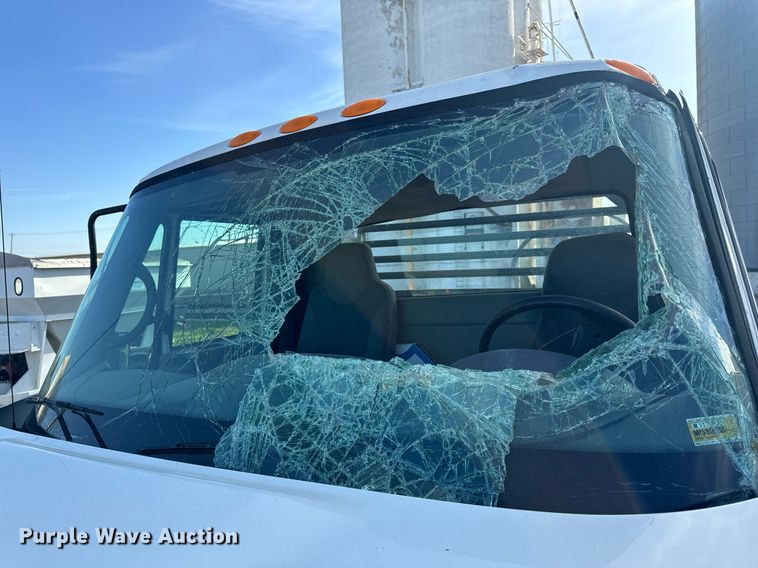 image for item EH6662 2006 International 4400 flatbed truck