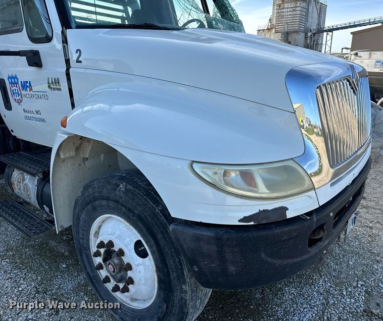 image for item EH6662 2006 International 4400 flatbed truck