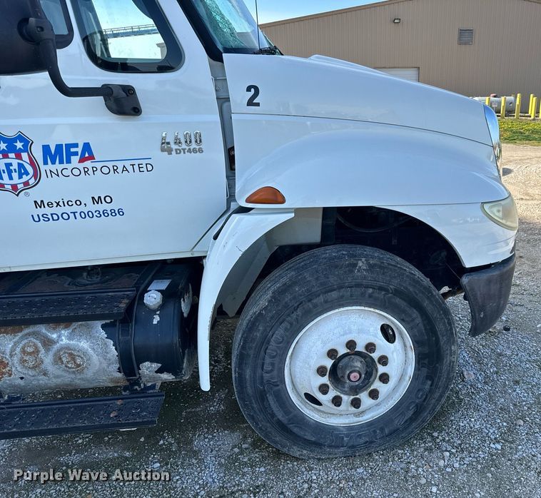 image for item EH6662 2006 International 4400 flatbed truck