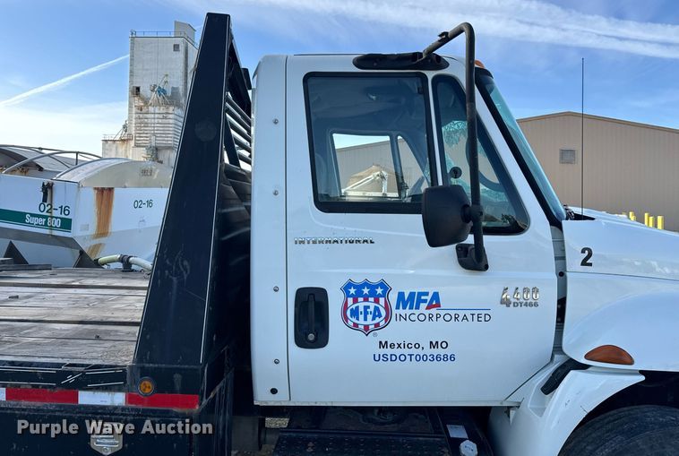 image for item EH6662 2006 International 4400 flatbed truck