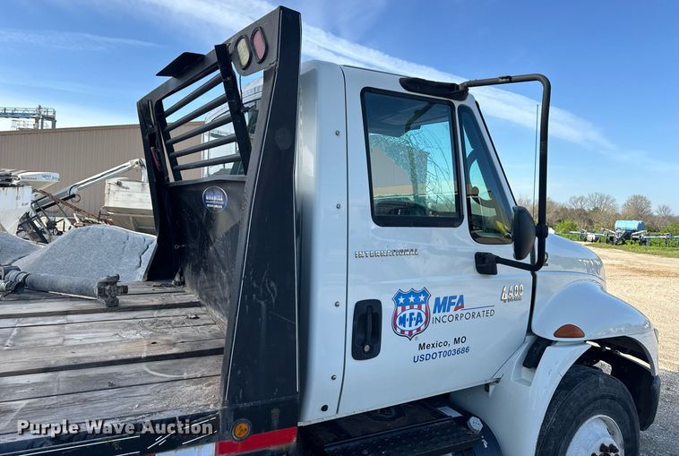 image for item EH6662 2006 International 4400 flatbed truck