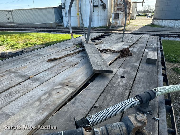 image for item EH6662 2006 International 4400 flatbed truck