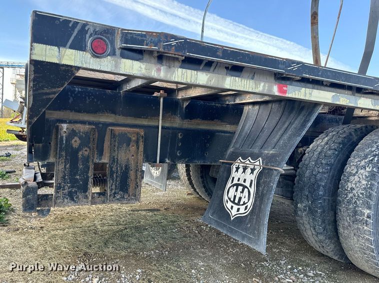 image for item EH6662 2006 International 4400 flatbed truck