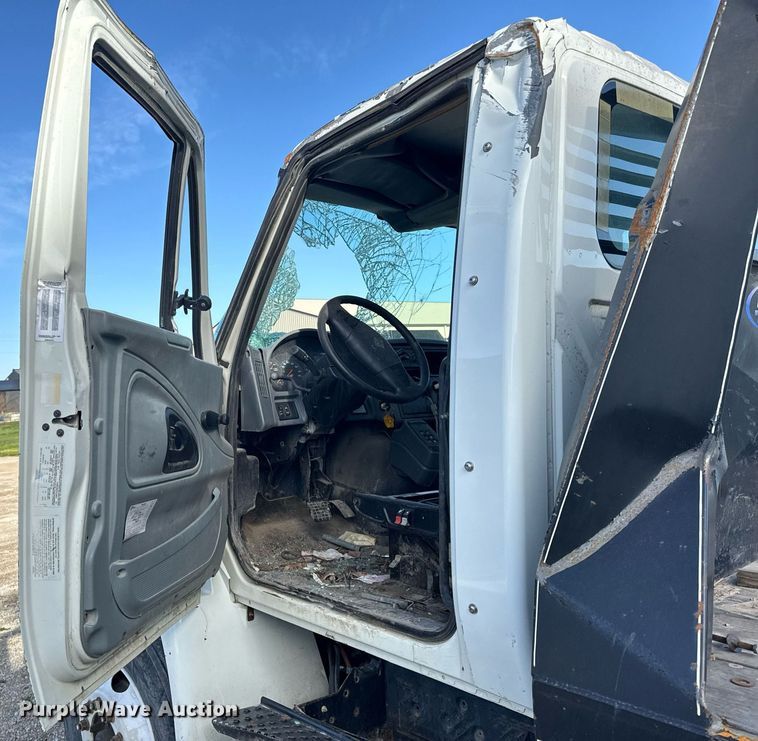 image for item EH6662 2006 International 4400 flatbed truck