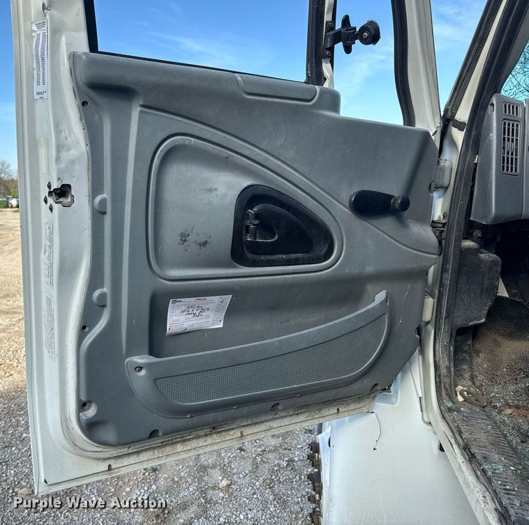 image for item EH6662 2006 International 4400 flatbed truck