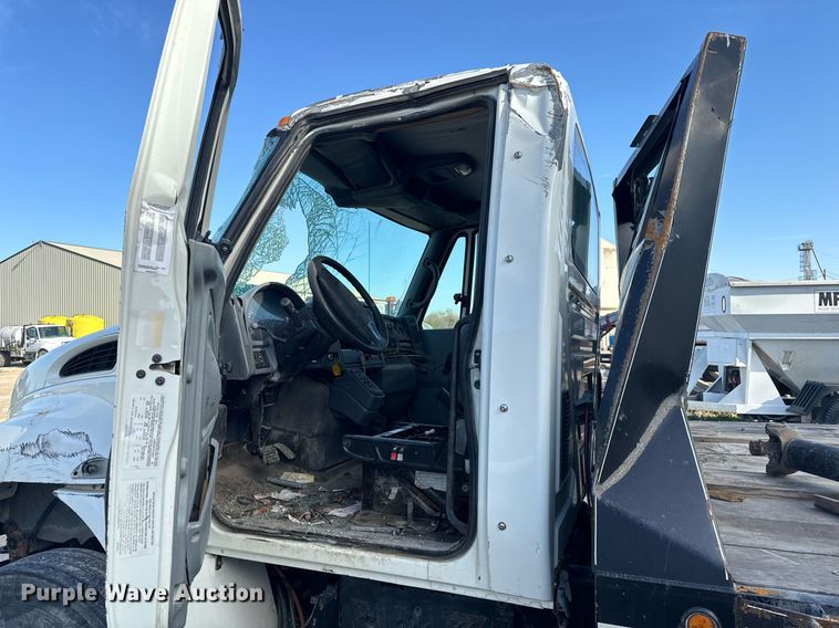 image for item EH6662 2006 International 4400 flatbed truck