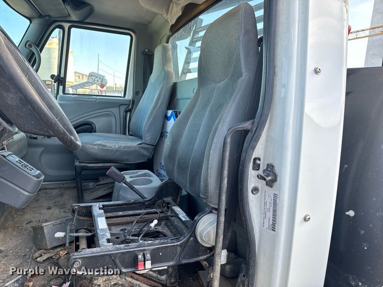 image for item EH6662 2006 International 4400 flatbed truck