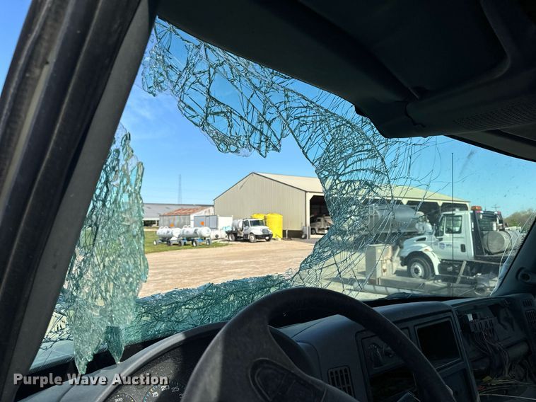 image for item EH6662 2006 International 4400 flatbed truck