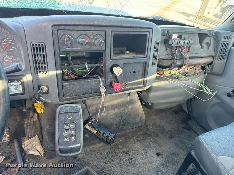 image for item EH6662 2006 International 4400 flatbed truck