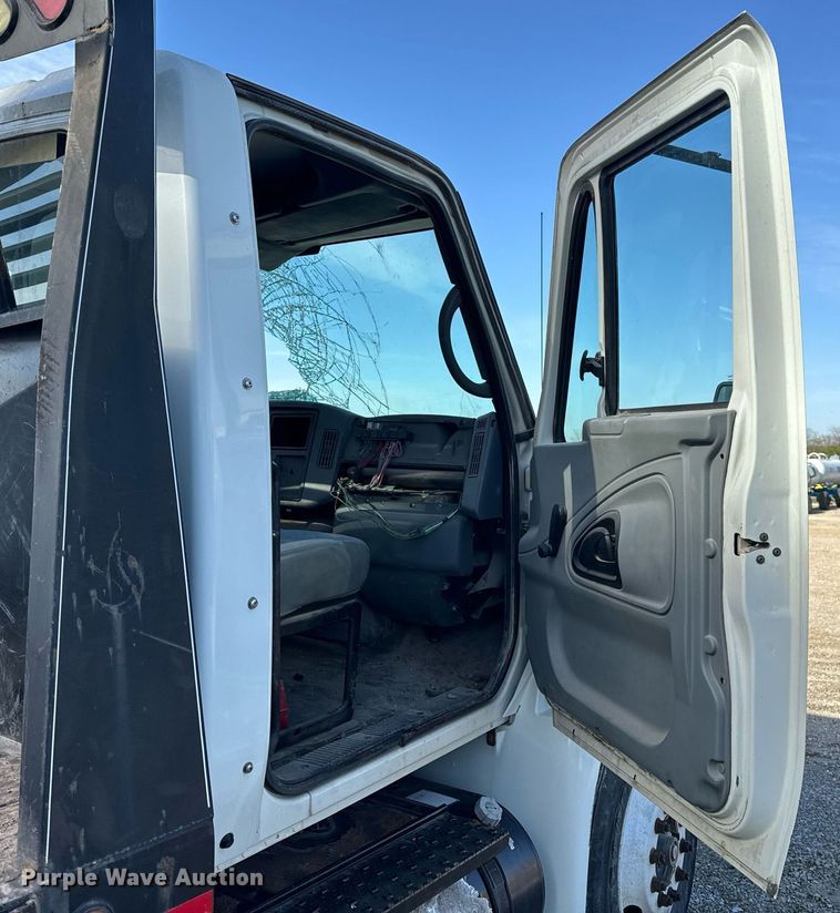 image for item EH6662 2006 International 4400 flatbed truck