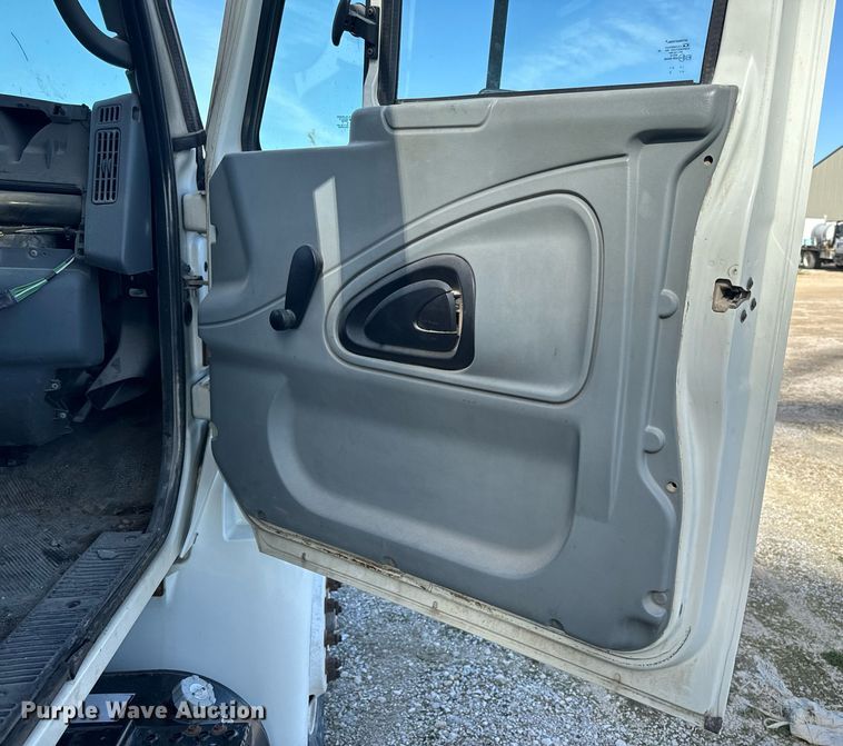 image for item EH6662 2006 International 4400 flatbed truck