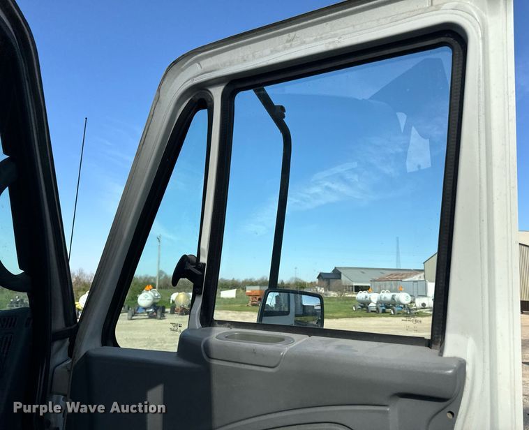 image for item EH6662 2006 International 4400 flatbed truck