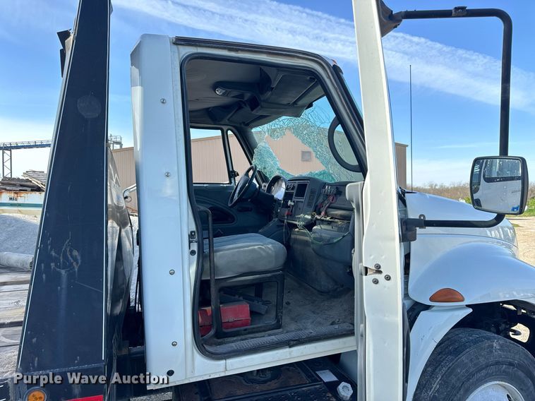 image for item EH6662 2006 International 4400 flatbed truck