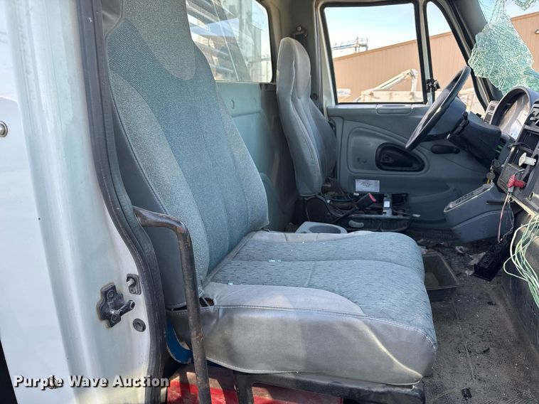 image for item EH6662 2006 International 4400 flatbed truck