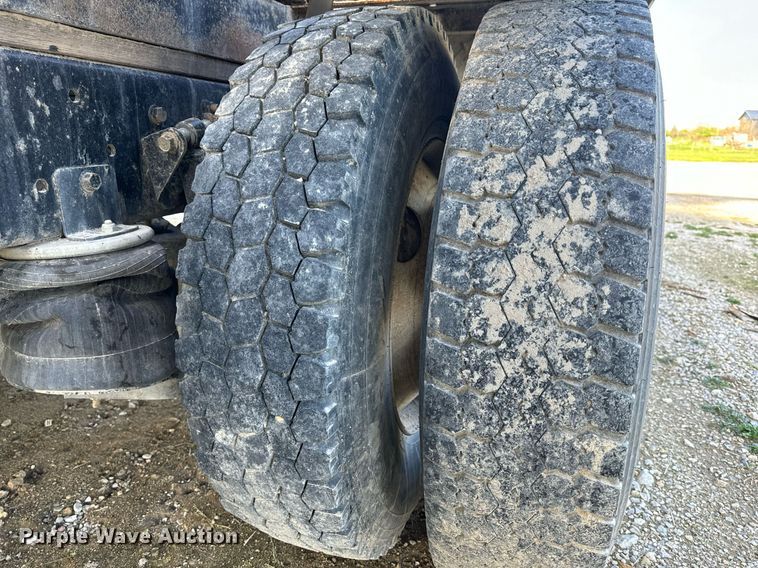 image for item EH6662 2006 International 4400 flatbed truck