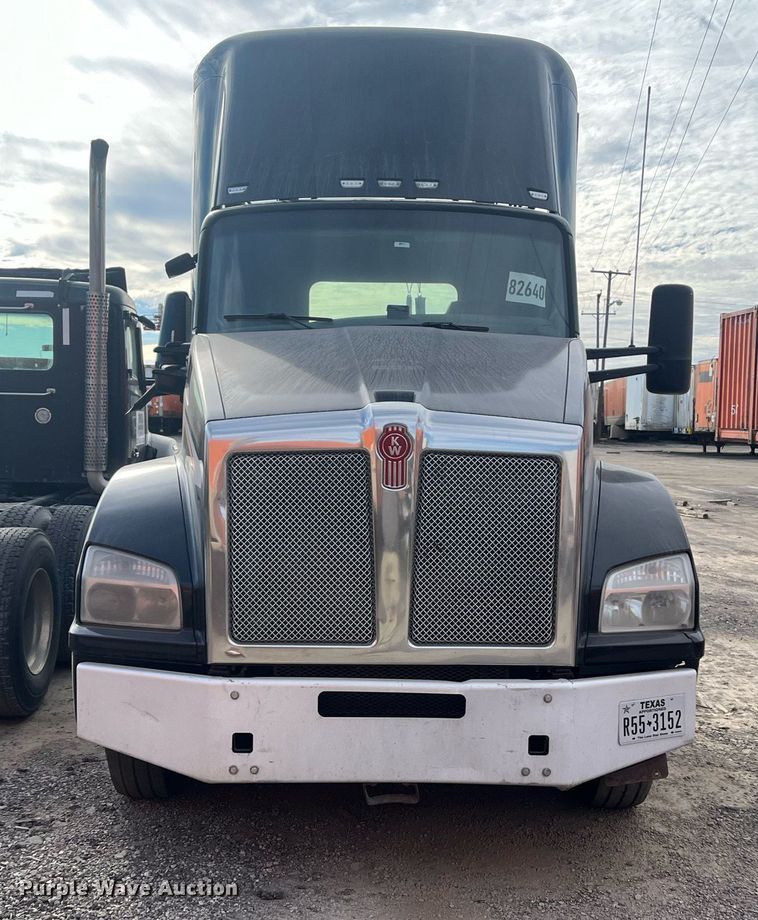 image for item EI0705 2017 Kenworth T880 semi truck