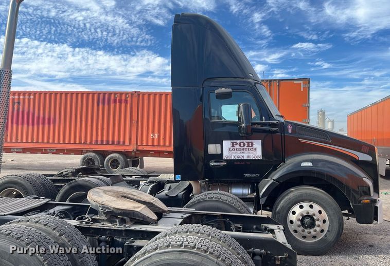image for item EI0705 2017 Kenworth T880 semi truck