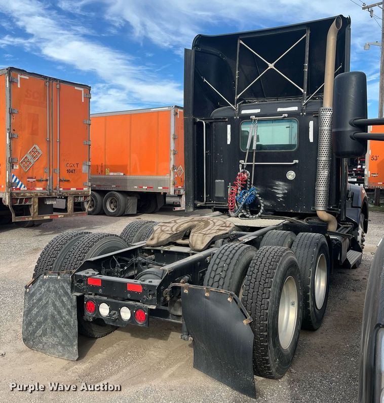 image for item EI0705 2017 Kenworth T880 semi truck