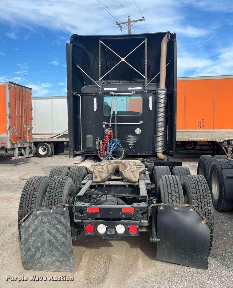 image for item EI0705 2017 Kenworth T880 semi truck