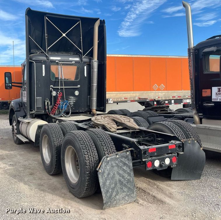 image for item EI0705 2017 Kenworth T880 semi truck