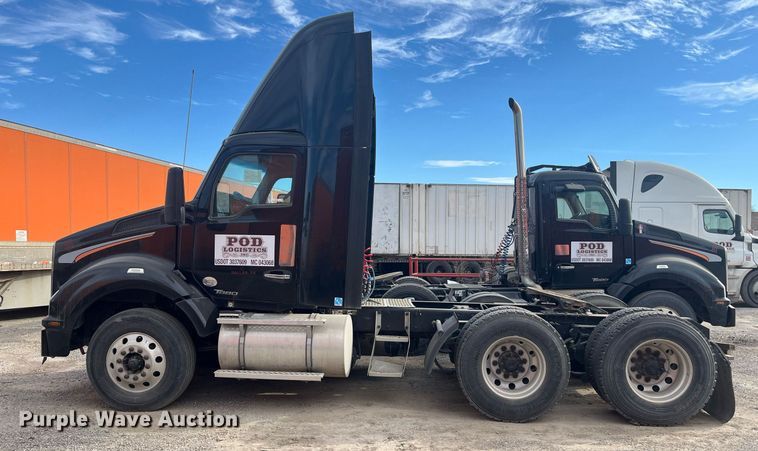 image for item EI0705 2017 Kenworth T880 semi truck