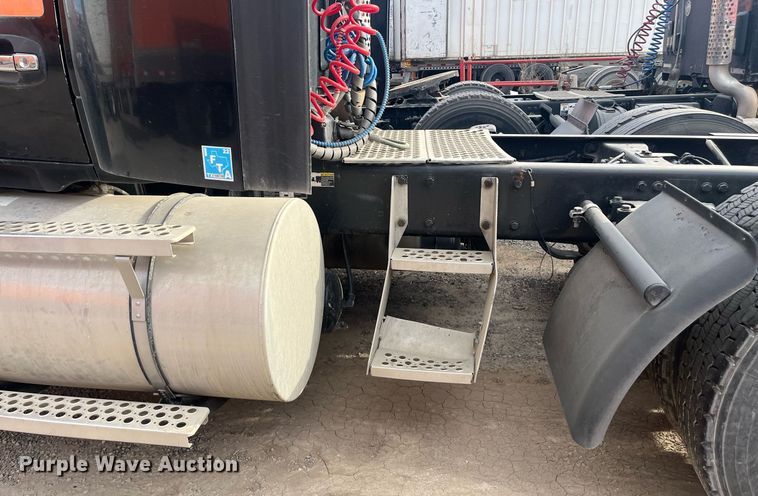 image for item EI0705 2017 Kenworth T880 semi truck