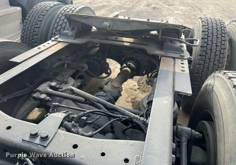 image for item EI0705 2017 Kenworth T880 semi truck