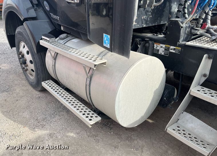 image for item EI0705 2017 Kenworth T880 semi truck