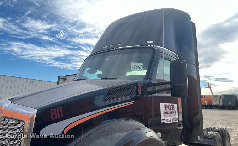 image for item EI0705 2017 Kenworth T880 semi truck