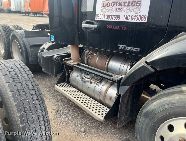 image for item EI0705 2017 Kenworth T880 semi truck