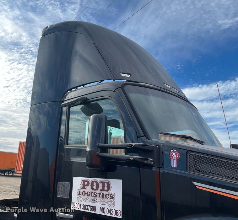 image for item EI0705 2017 Kenworth T880 semi truck