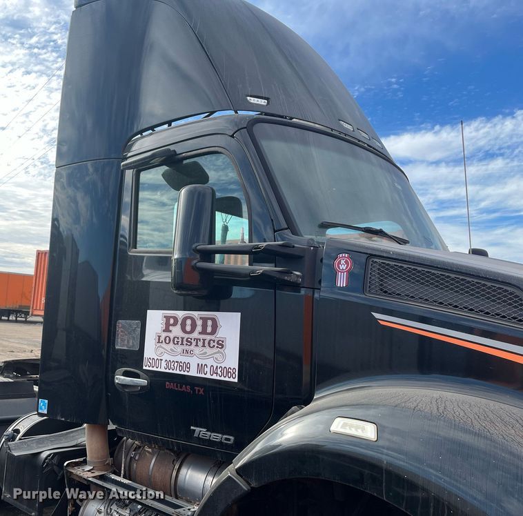 image for item EI0705 2017 Kenworth T880 semi truck