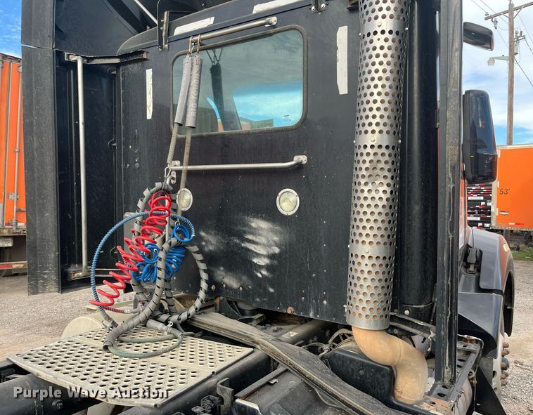 image for item EI0705 2017 Kenworth T880 semi truck
