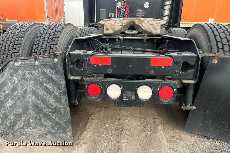 image for item EI0705 2017 Kenworth T880 semi truck