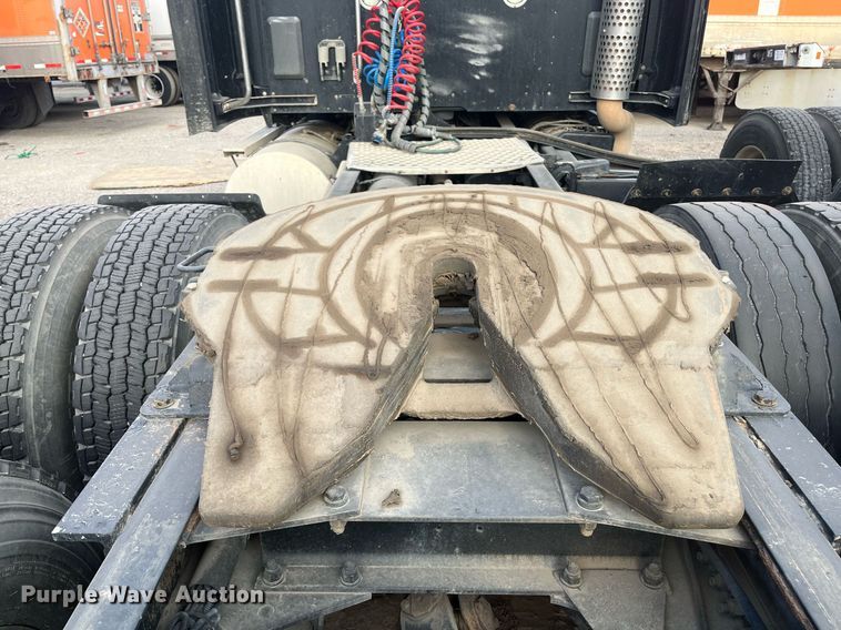 image for item EI0705 2017 Kenworth T880 semi truck