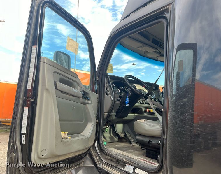 image for item EI0705 2017 Kenworth T880 semi truck