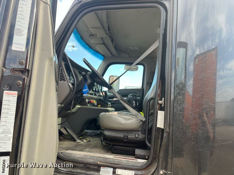 image for item EI0705 2017 Kenworth T880 semi truck