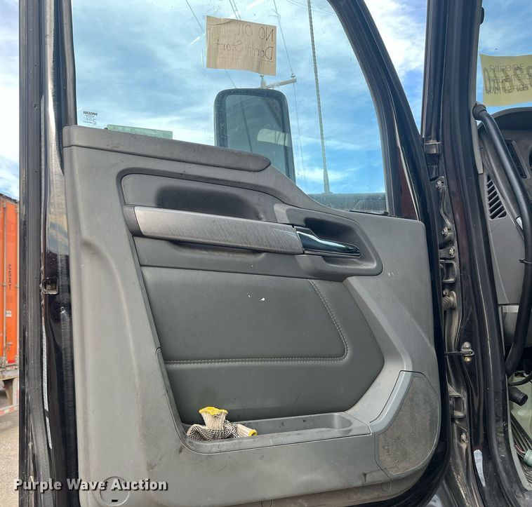 image for item EI0705 2017 Kenworth T880 semi truck