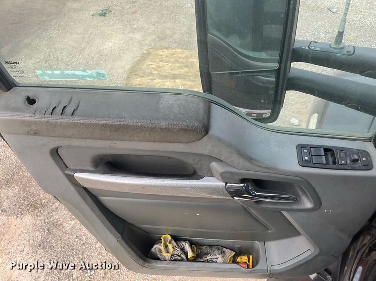 image for item EI0705 2017 Kenworth T880 semi truck