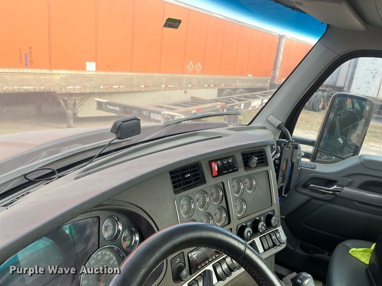 image for item EI0705 2017 Kenworth T880 semi truck