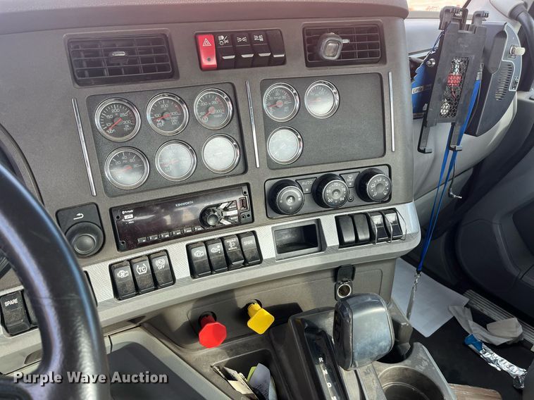 image for item EI0705 2017 Kenworth T880 semi truck