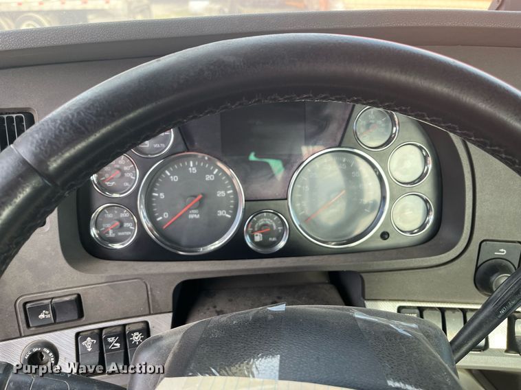 image for item EI0705 2017 Kenworth T880 semi truck